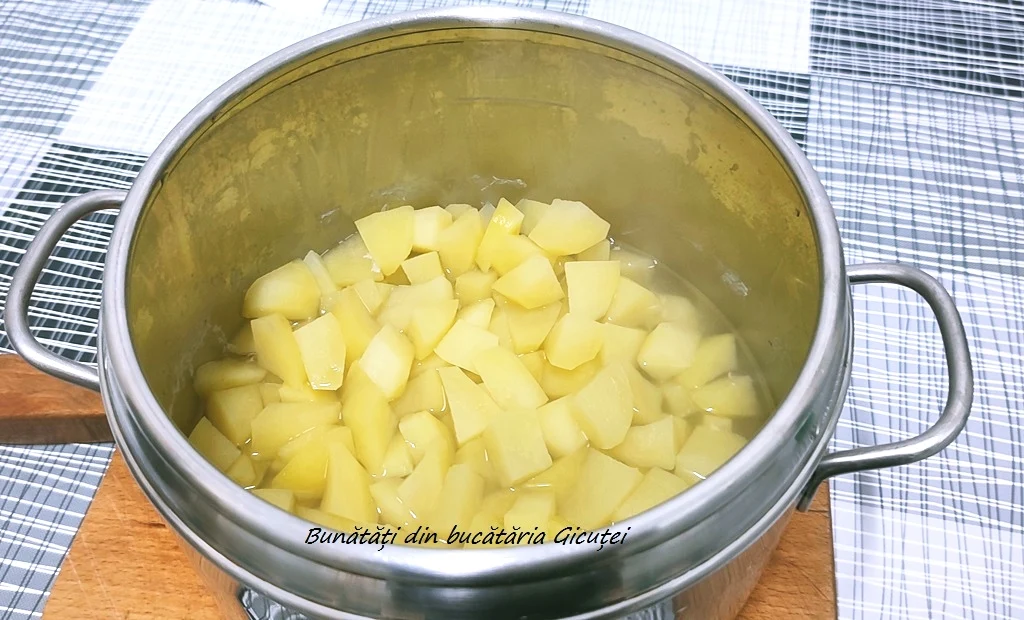 oala cu cartofii fierti