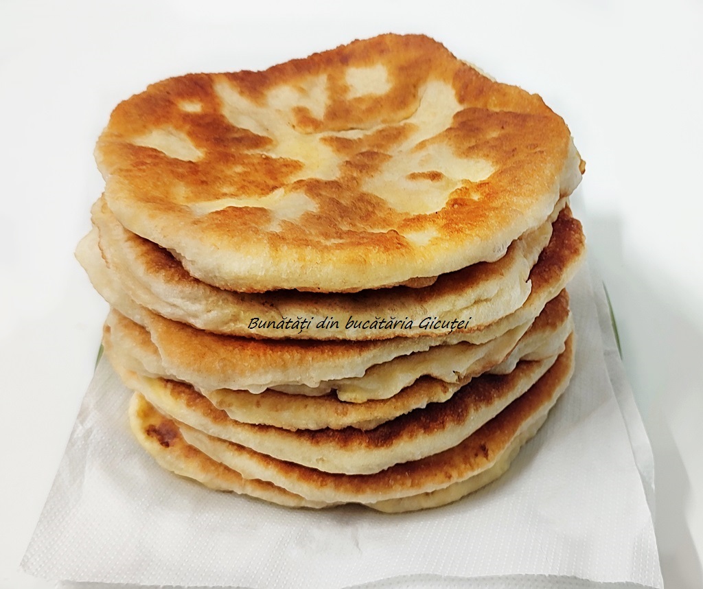 placintele pe farfuria cu servetele