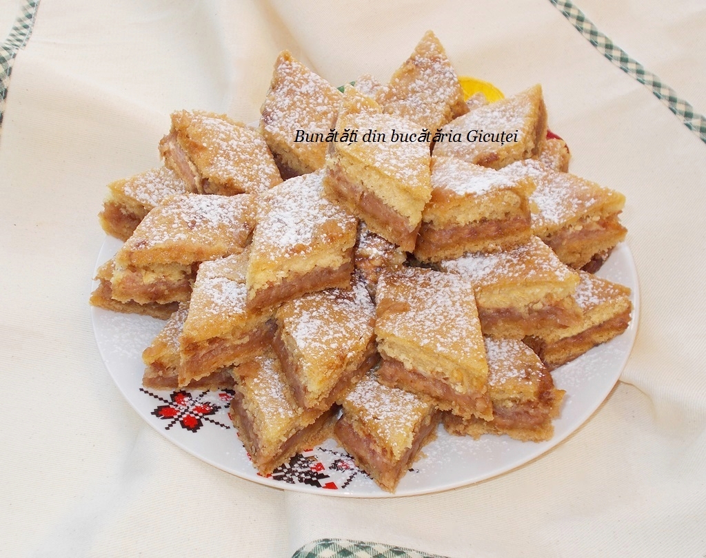 platou cu prajitura turnata cu mere