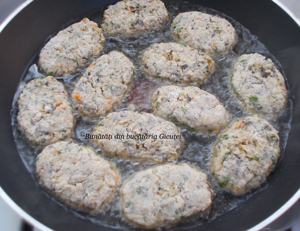 prajirea chiftelelor cu ciuperci