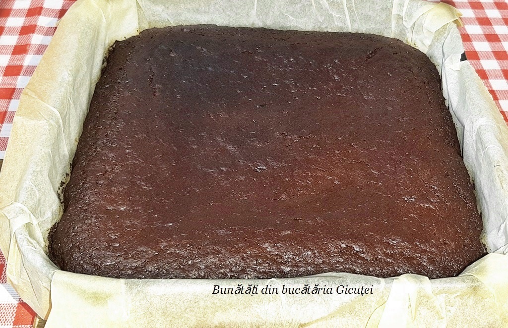 tava cu negresa scoasa din cuptor