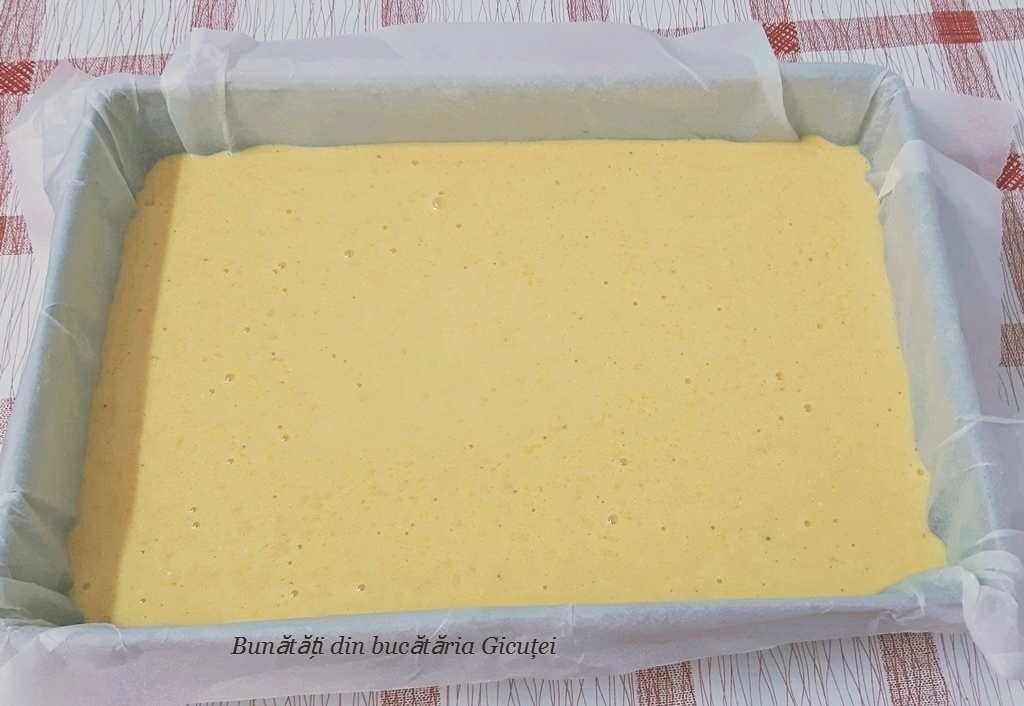 tava cu prajitura gata de pus in cuptor