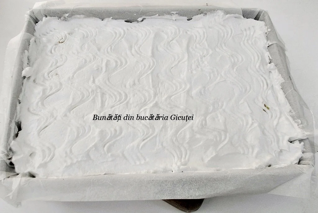 tava cu prajitura gata de pus in cuptor