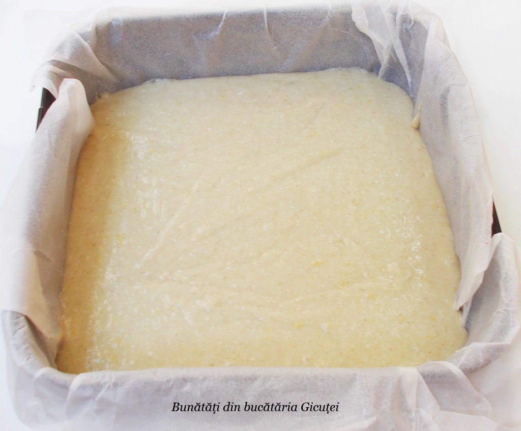 tava cu prajitura pregatita de cuptor