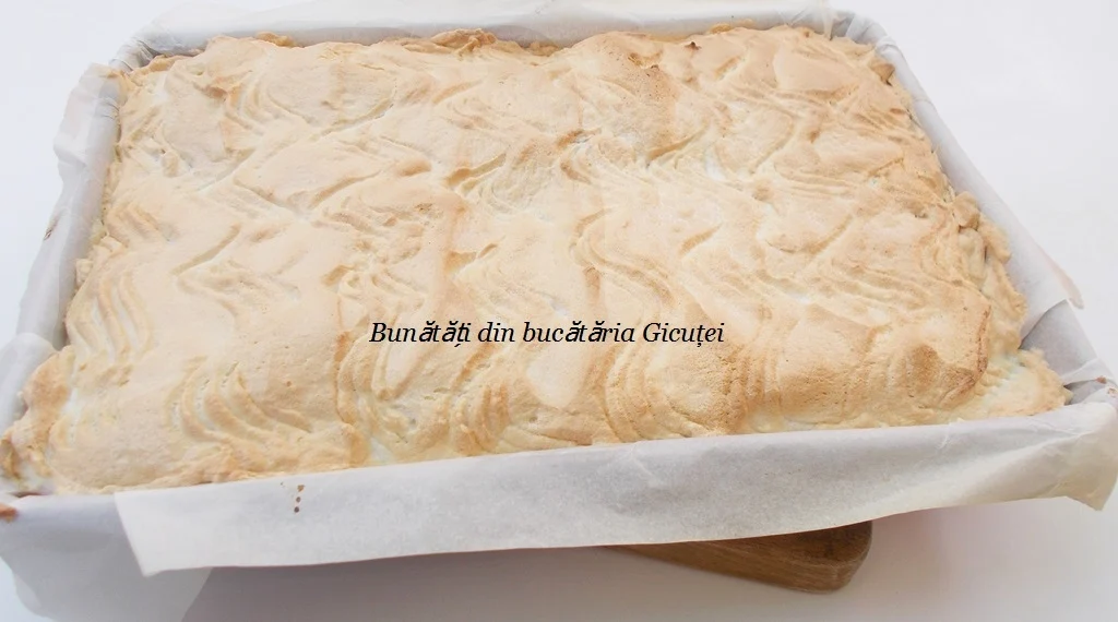 tava cu prajitura scoasa din cuptor