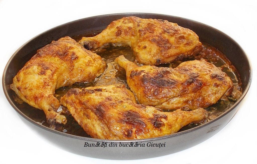 tava cu pulpele in sos de mustar scoasa din cuptor