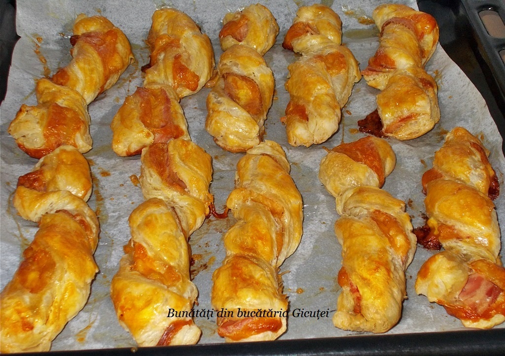 tava scoasa din cuptor cu rasucitele