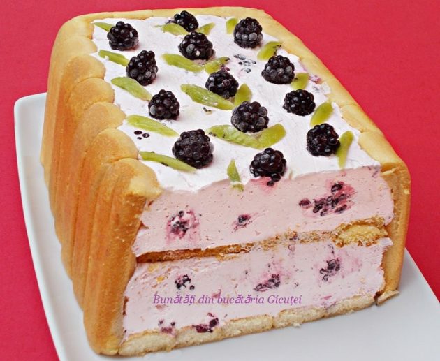 Tort cu crema de iaurt şi frişcă, deliciu fără coacere