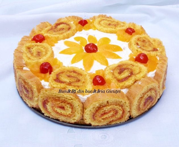 Tort cu ruladă şi cremă de iaurt, un deliciu
