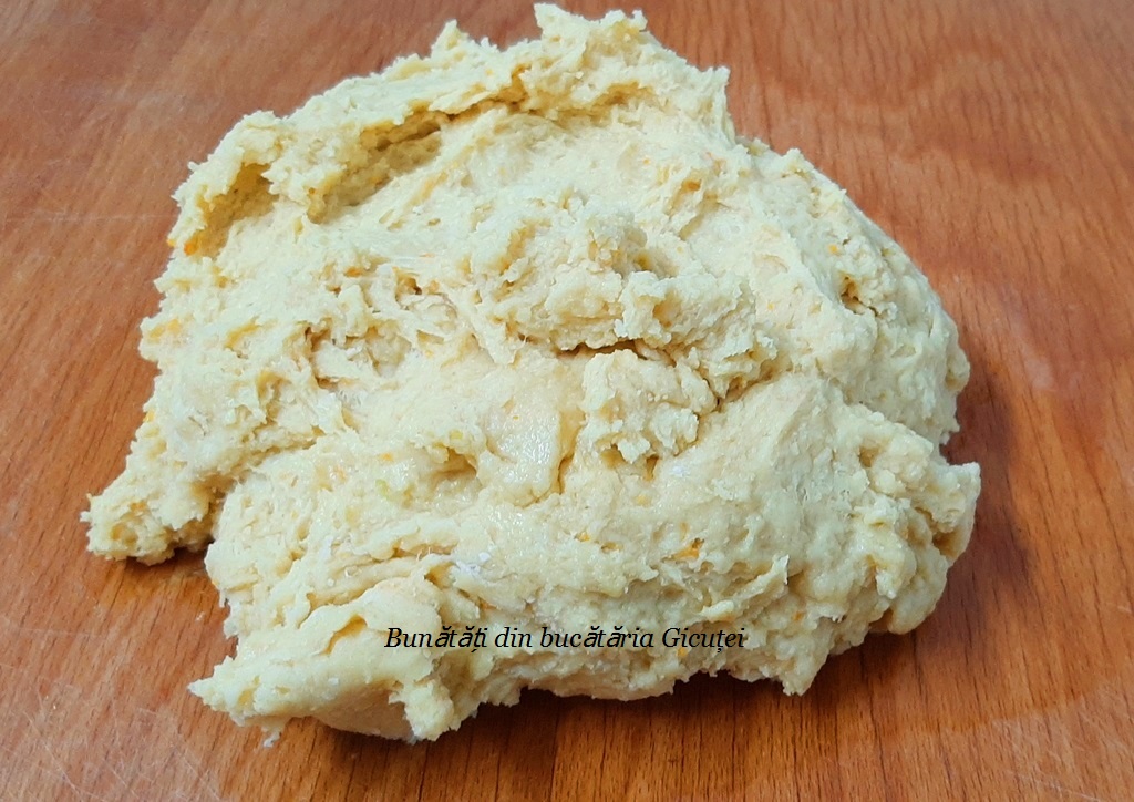 transferare aluat pe masa de lucru