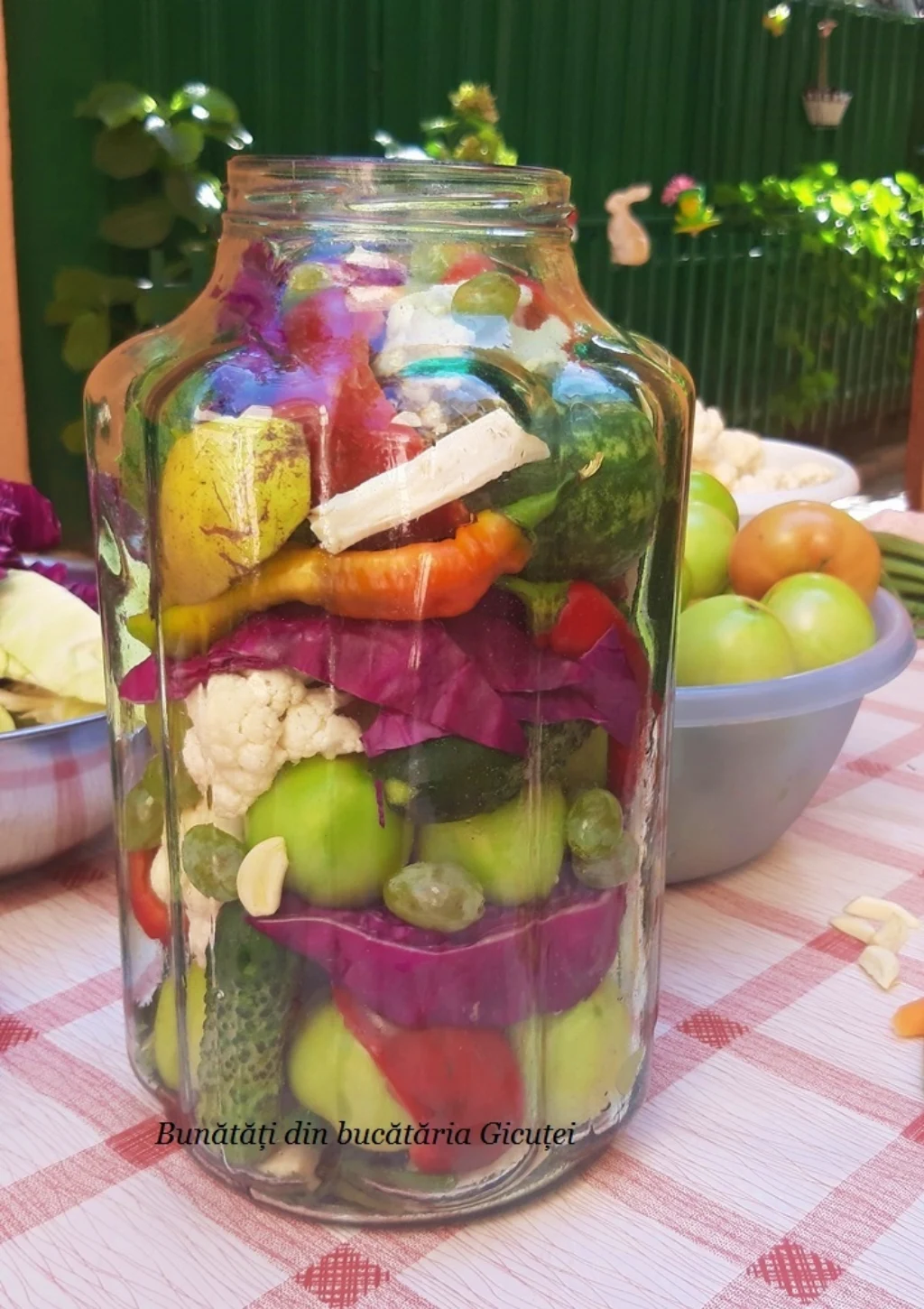 un borcan cu legumele asezate in el