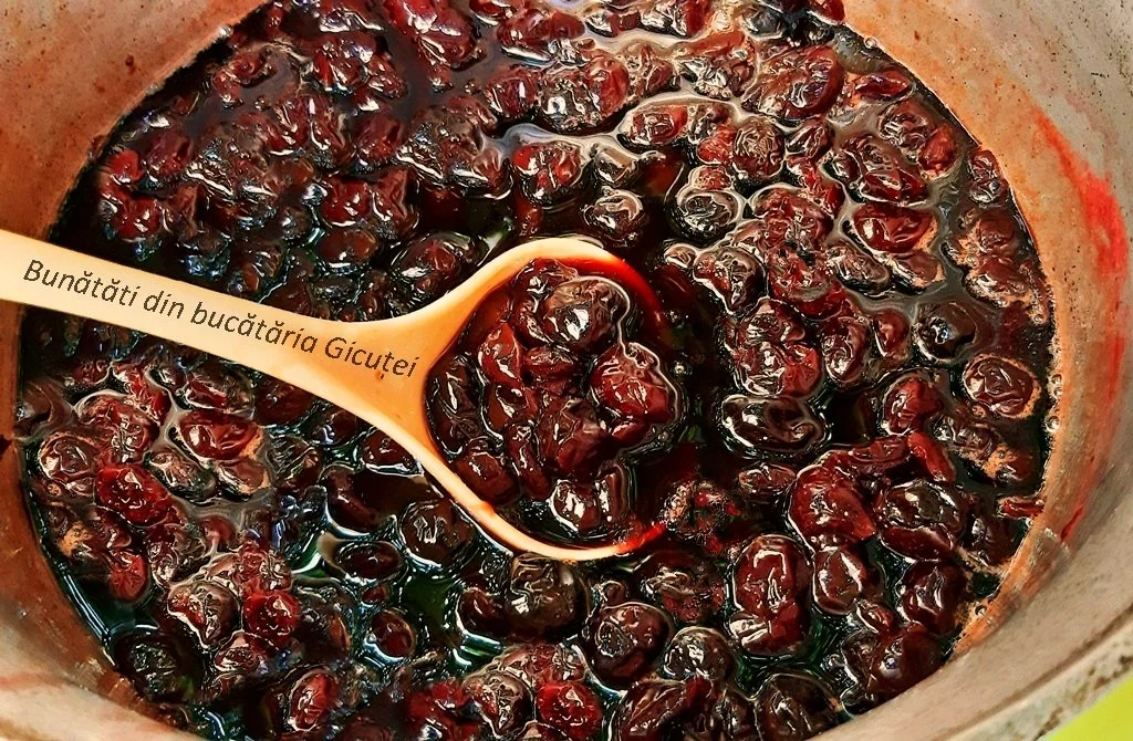 vasul cu dulceata fiarta