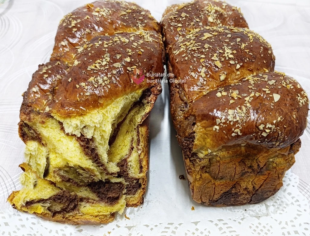 cozonac pufos cu crema de nuca si ciocolata