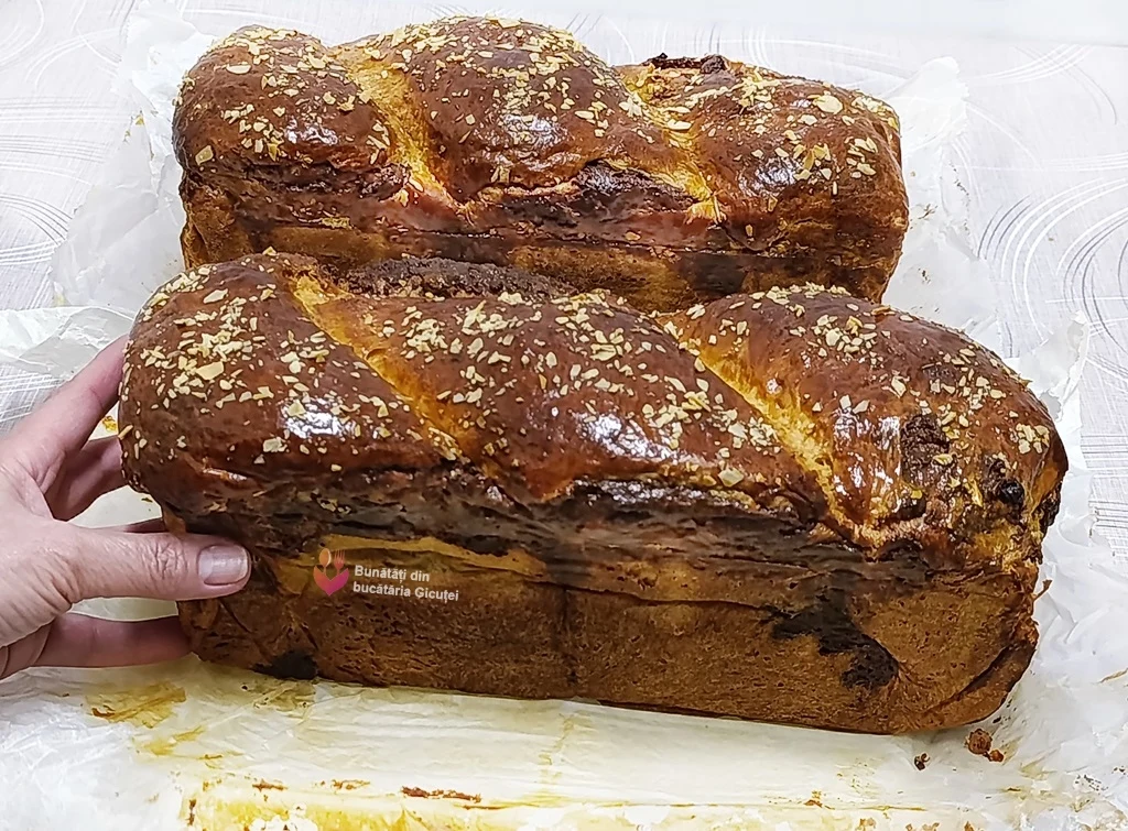 cozonacul tinut cu mana