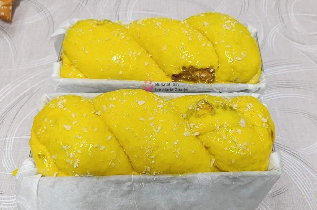 tavile cu cozonac gata de pus in cuptor