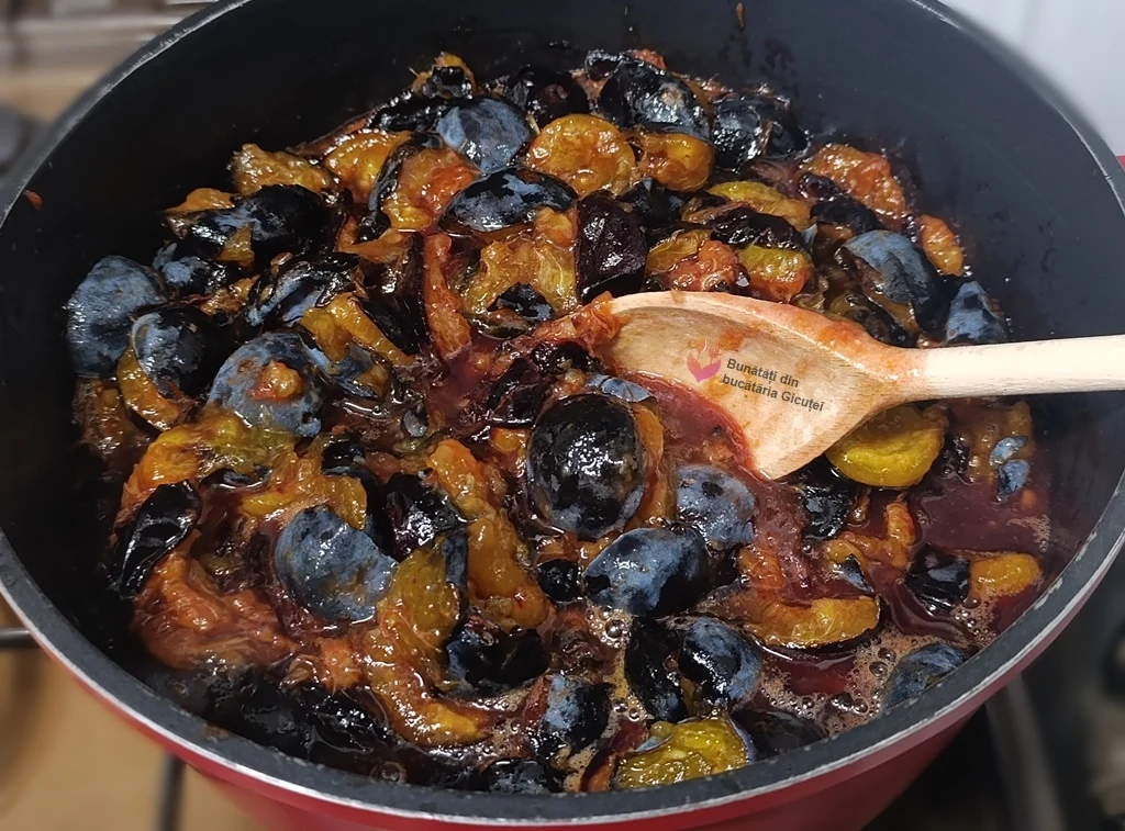 cartita cu prune asezata pe foc
