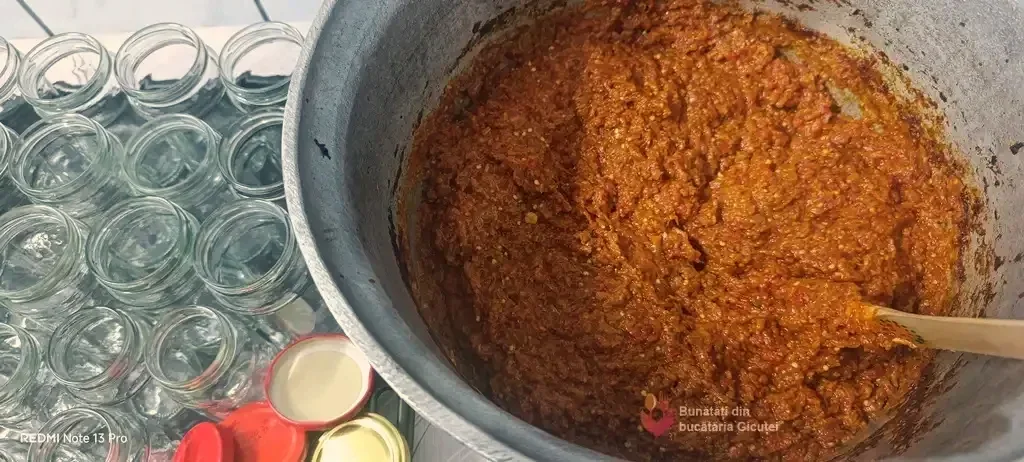 cratita cu zacusca si borcanele
