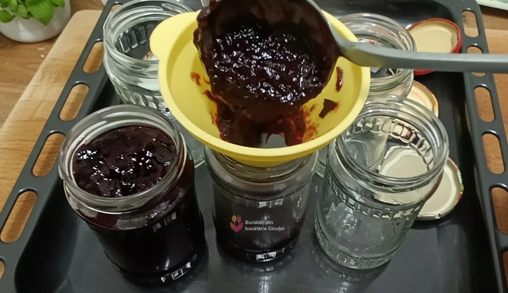 umplerea borcanelor cu magiun de prune