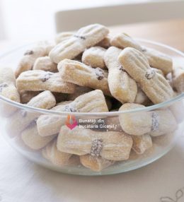 Fursecuri fundițe  din aluat fraged cu nucă, modelate cu furculița