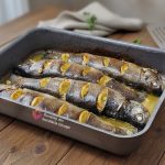 tava cu pastrav asezata pe masa