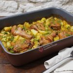 tava cu pulpele si cartofi scoasa din cuptor