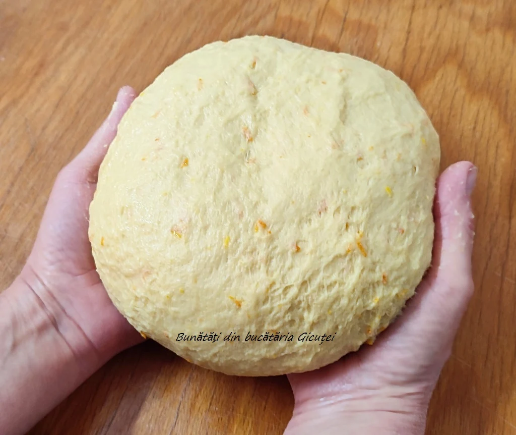 aluat-cu-suc-de-portocale-in-maini