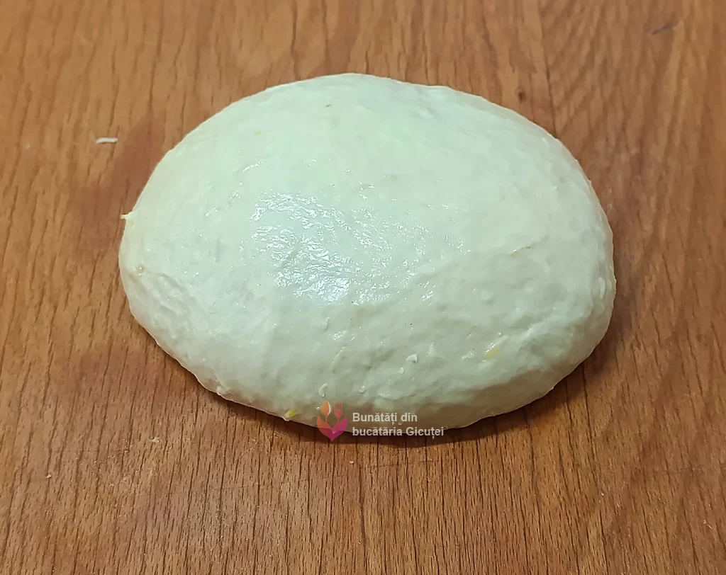 aluatul framantat pe masa de lucru