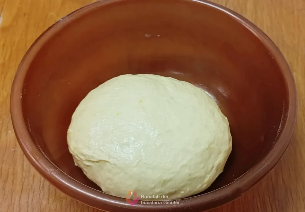 aluatul gata framantat asezat in bol