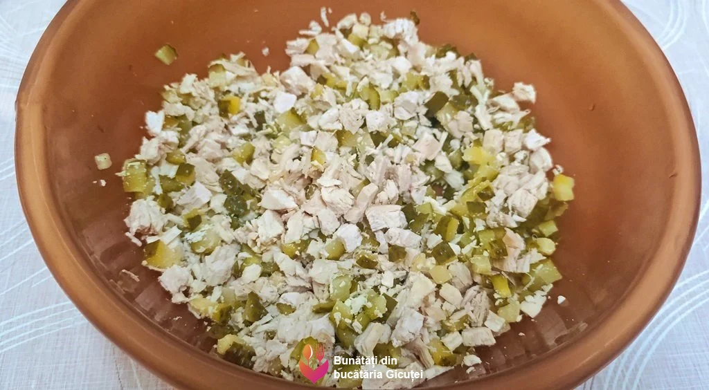 amestecare piept de pui si castraveti