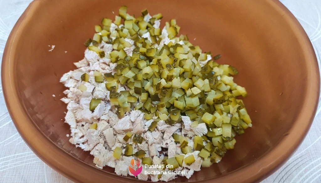 bolul cu pieptul de pui taiat si castraveciorii