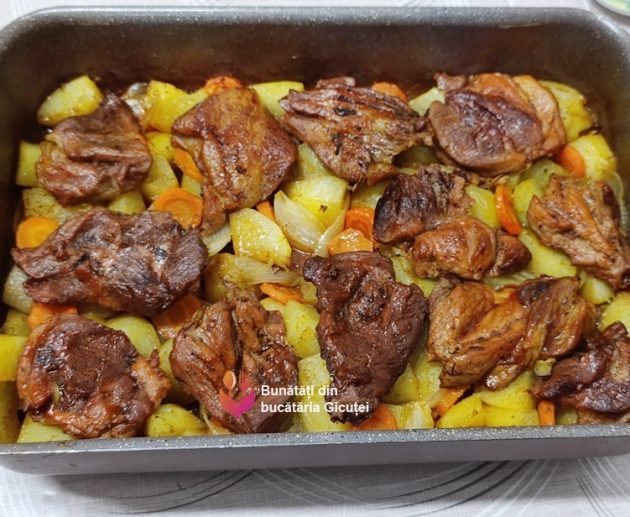 friptura de porc felii cu legume la cuptor