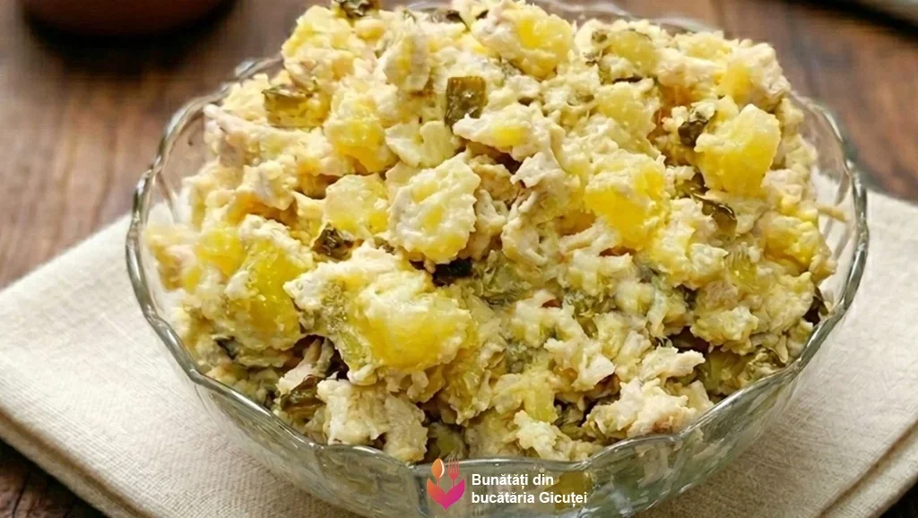 salata cu piept de pui, castraveti murati si dressing din ou fiert