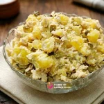 salata cu piept de pui, castraveti murati si dressing din ou fiert