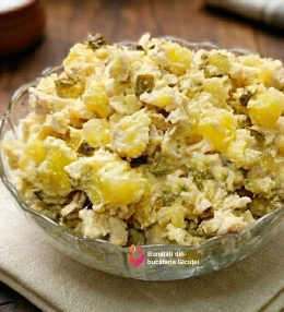 Salată de pui cu cartofi și dressing cremos din ou fiert
