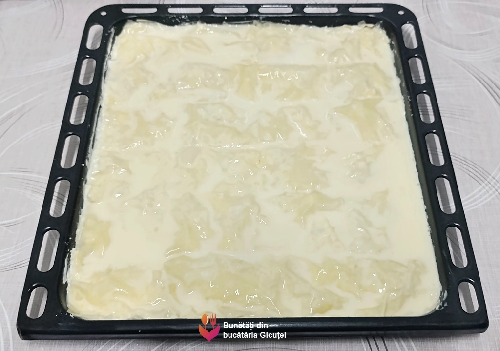 tava cu placinta inainte de a fii pusa in cuptor