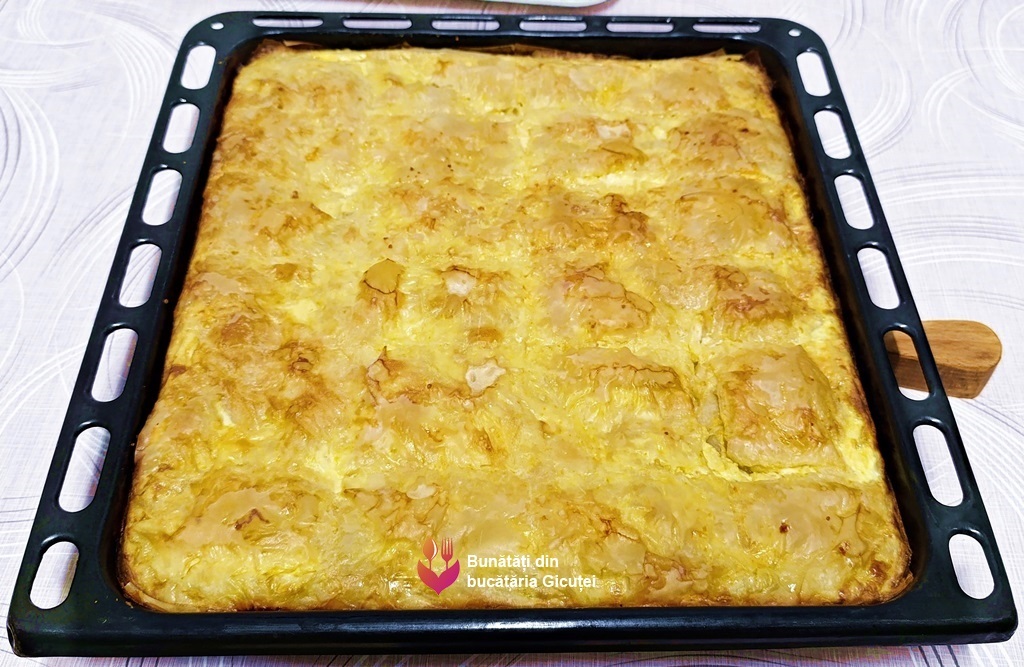 tava cu placinta scoasa din cuptor