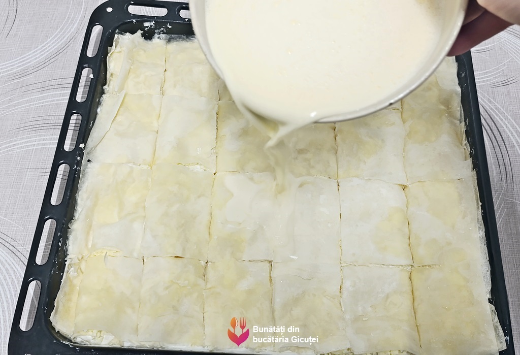turnare amestec de oua si lapte peste placinta