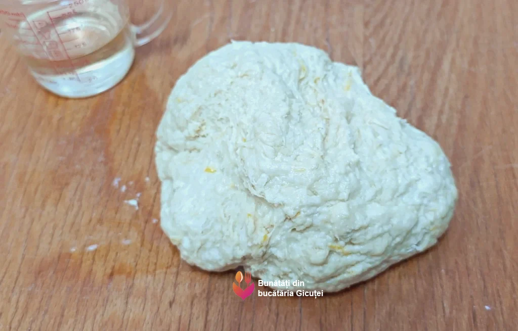 uleiul si aluatul transferat pe blat