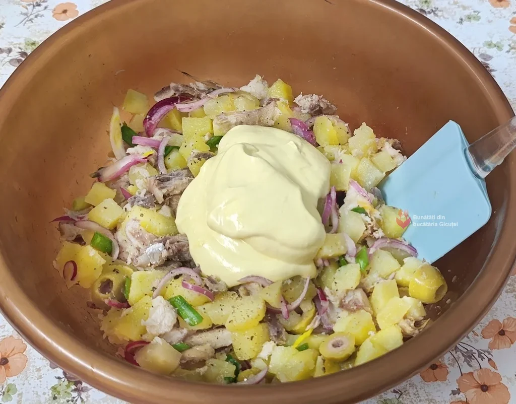 maioneza adaugata in bolul cu ingredientele