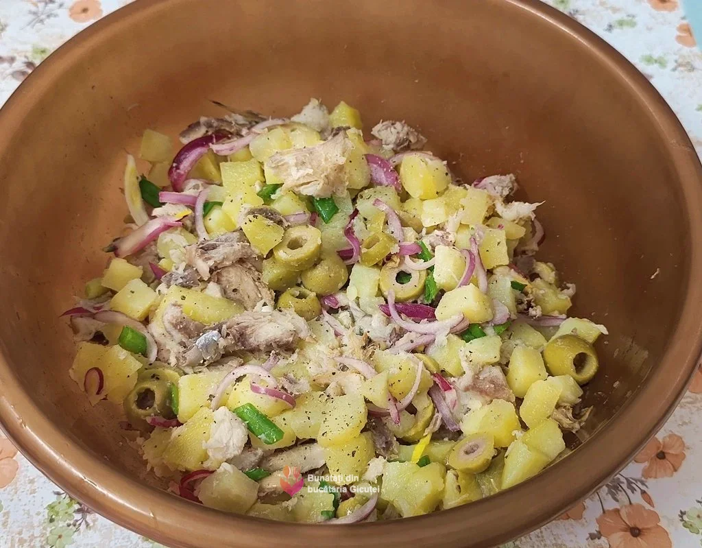 salata asezonata cu sare si piper macinat