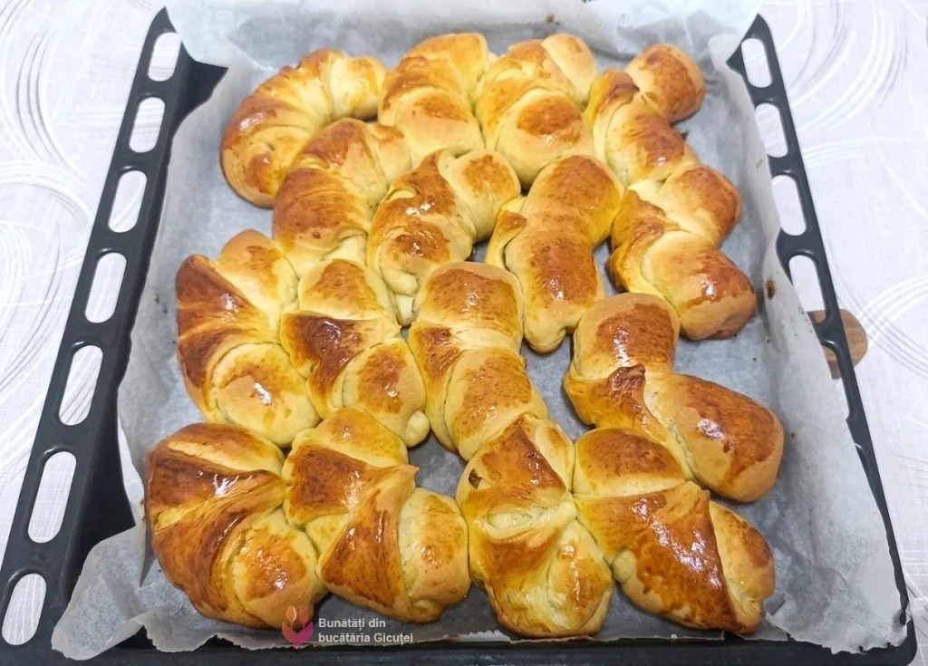 tava cu cornuri scoasa din cuptor