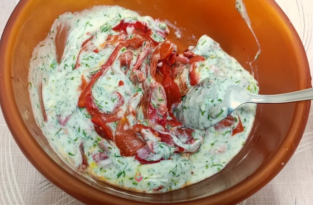 amestecarea ingredientelor pentu salata