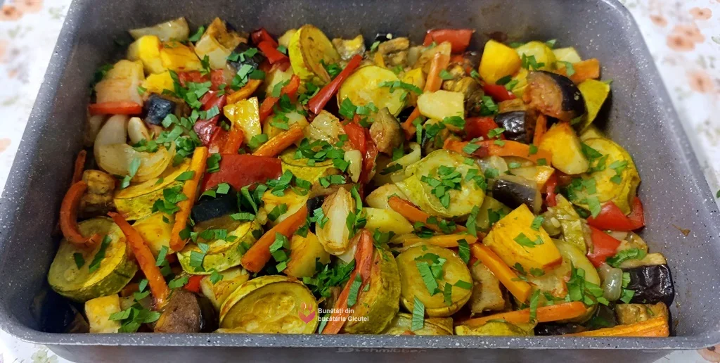 adaugare patrunjel in tava cu legume