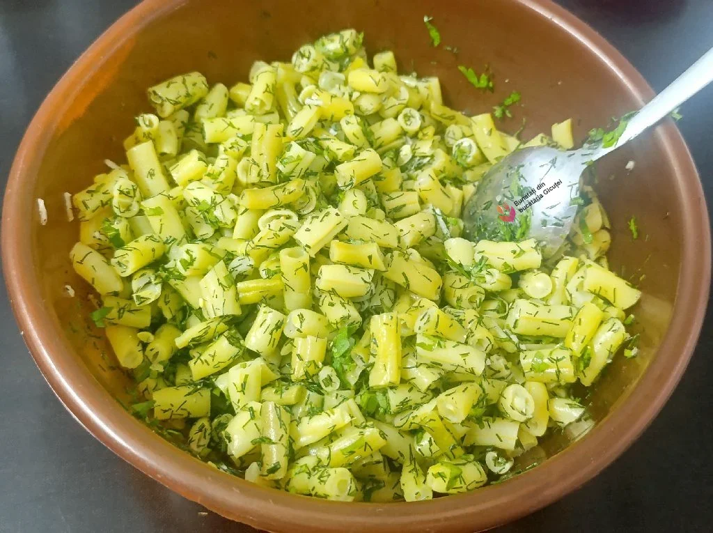 amestecarea pastailor cu marar si usturoi