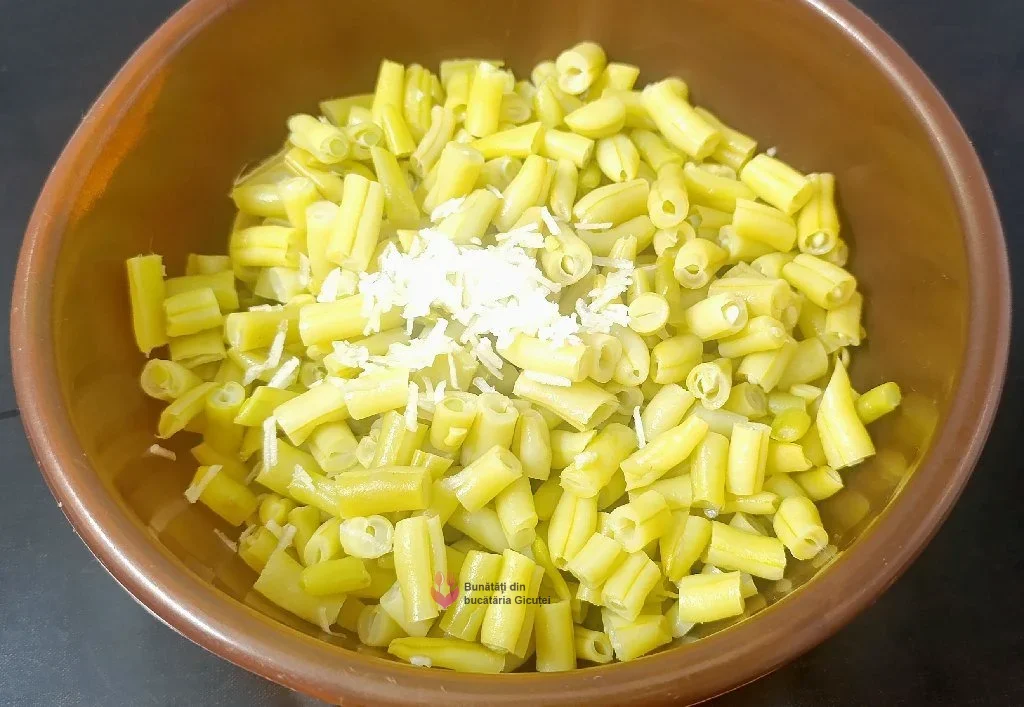 bolul cu fasolea pastai tiata si usturoiul ras