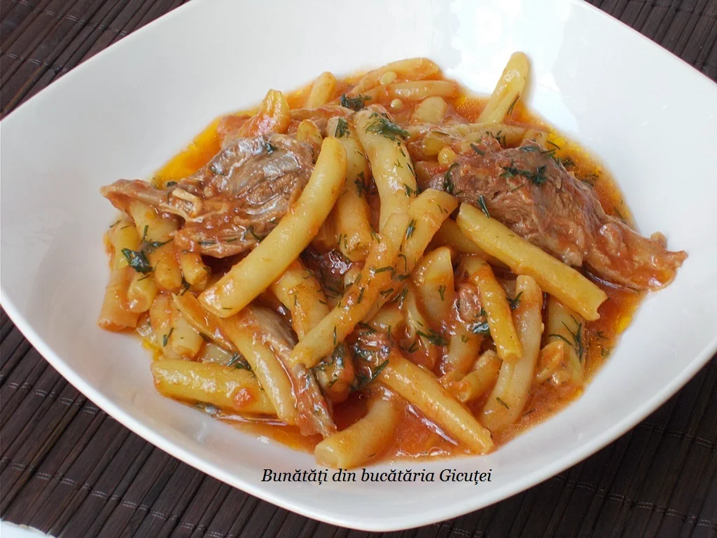mancare de fasole galbena si carne de pasare