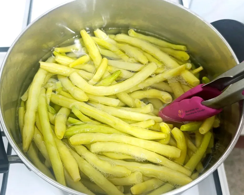 oala cu fasolea pastai in timp ce fierbe