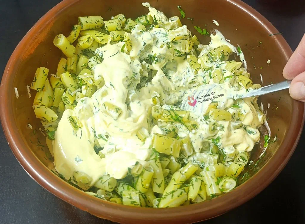 omogenizarea salatei cu dressingul