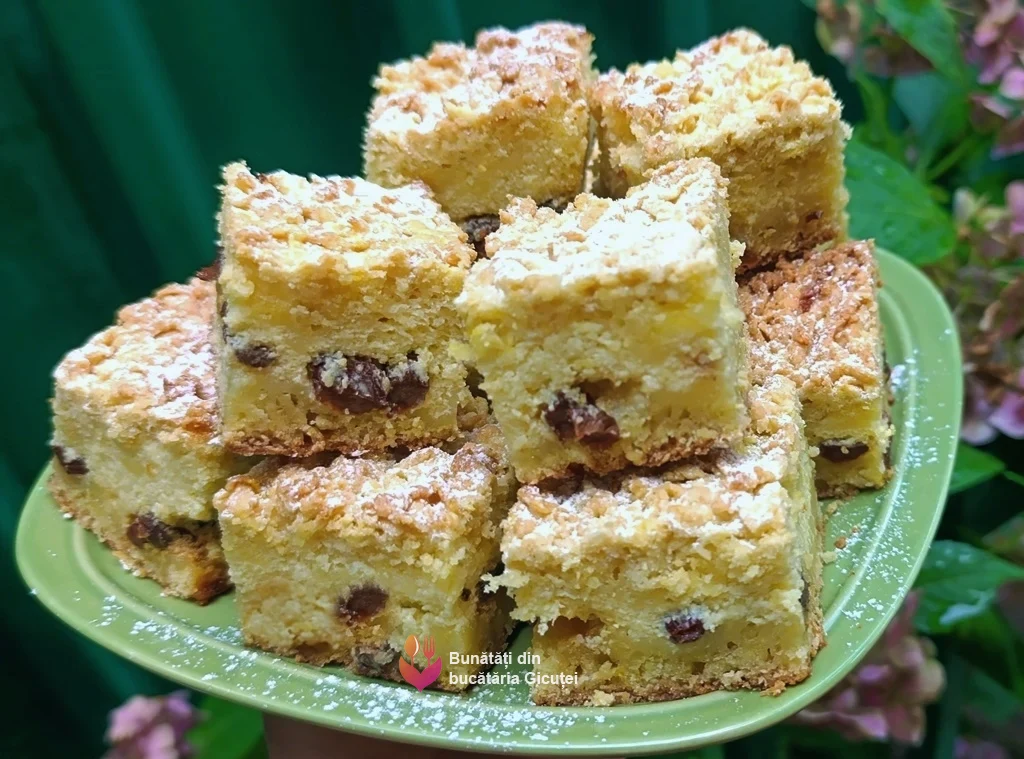 platou cu prajitura frageda cu aluat si branza dulce