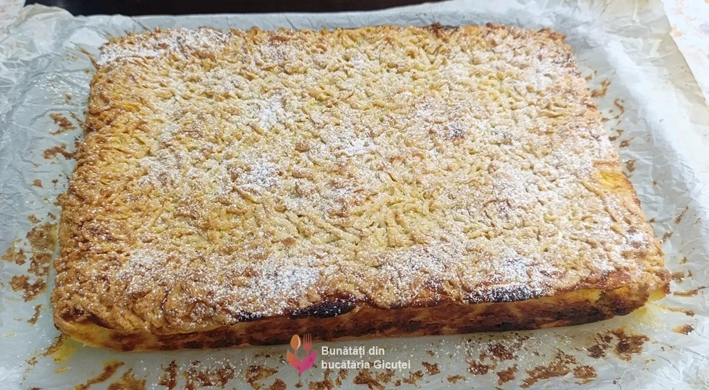 prajitura cu aluat ras si branza scoasa din tava